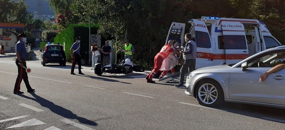 Scontro auto-moto, centauro sbalzato sull’asfalto, disagi alla viabilità